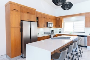 Coffee/tea maker, fridge, microwave, dishwasher - Luxe Villa • Your Caribbean Escape • Pool & Sun (Sosúa)