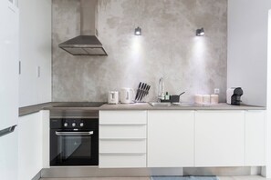 Wasserkocher mit Kaffee-/Teezubehör, Kühlschrank, Mikrowelle, Ofen