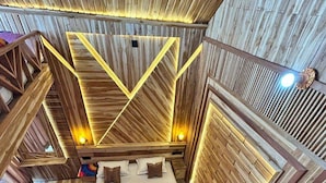 Un dormitorio rústico y acogedor con cama, almohadas y una alfombra estampada.
