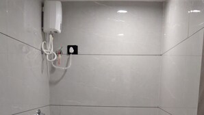 Un baño pequeño y moderno con inodoro, bidé y ducha.