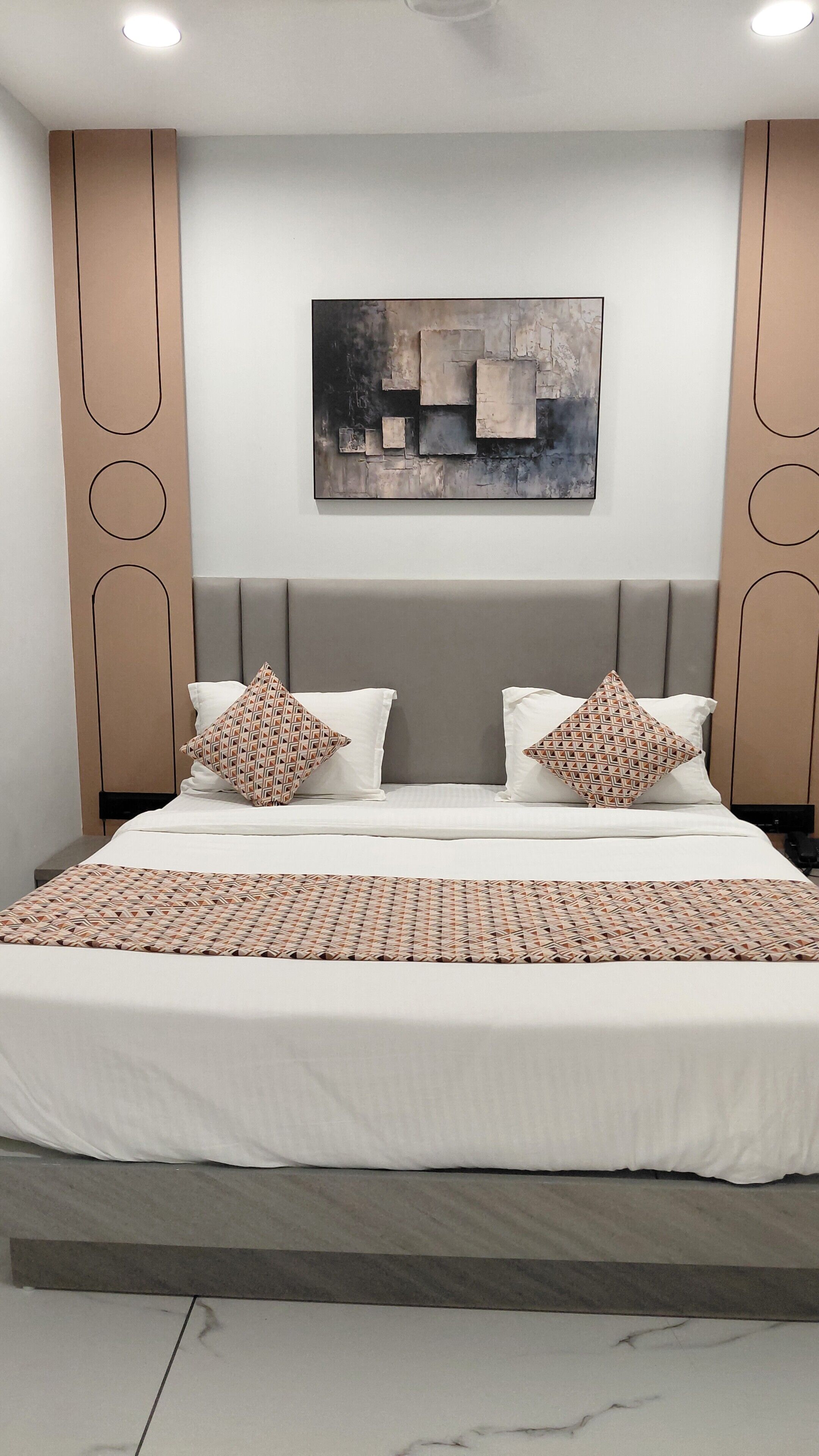 Deluxe-Doppelzimmer, Stadtblick | Zimmersafe, Schreibtisch, laptopgeeigneter Arbeitsplatz
