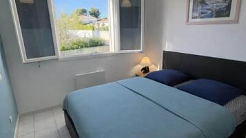 Bureau, fer et planche à repasser, Wi-Fi gratuit, draps fournis