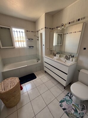 Hair dryer, towels, soap, toilet paper - Vrbo Property (Vergèze)