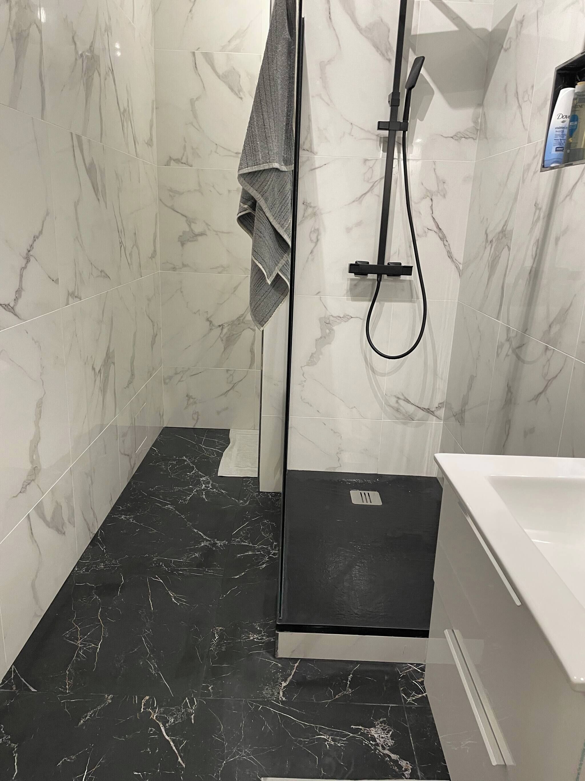 Douche, sèche-cheveux