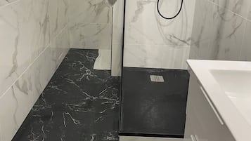 Douche, sèche-cheveux