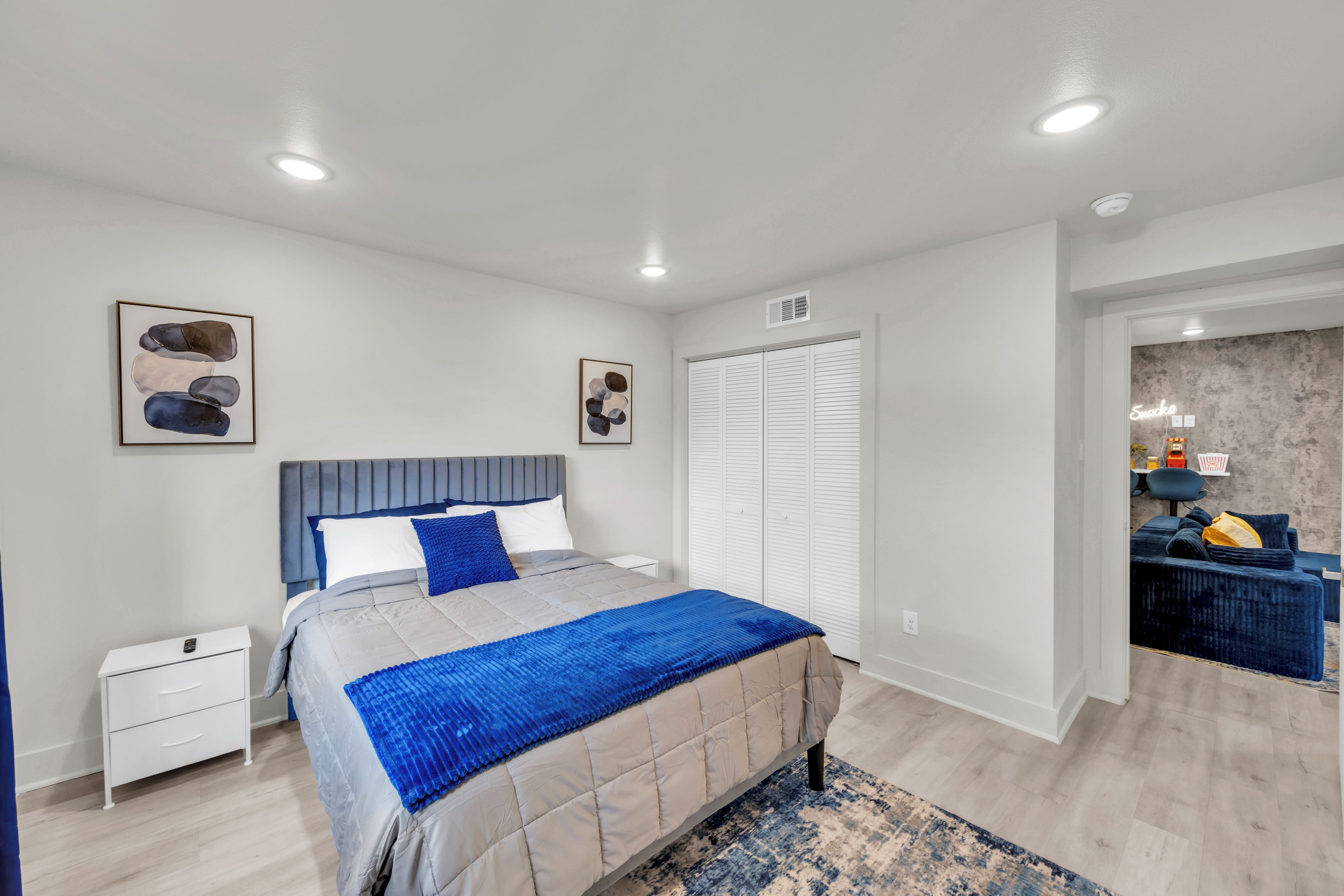 2 bedrooms, desk, WiFi (free), bed sheets