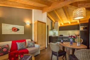 Panoramic Penthouse, Non Smoking, Mountain View | Living area