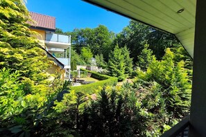 Property grounds - Pinguin Vacation Rental – Where Nature, a Sauna, and the Sea Await You - Küstenwaldhaus (Koserow)