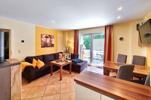 TV, fireplace, DVD player, ping pong - Pinguin Vacation Rental – Where Nature, a Sauna, and the Sea Await You - Küstenwaldhaus (Koserow)