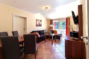 TV, DVD player, ping pong, stereo - Seepferdchen Vacation Rental – Relaxation in the Coastal Forest, Just 550 m from the Beach - (Koserow)