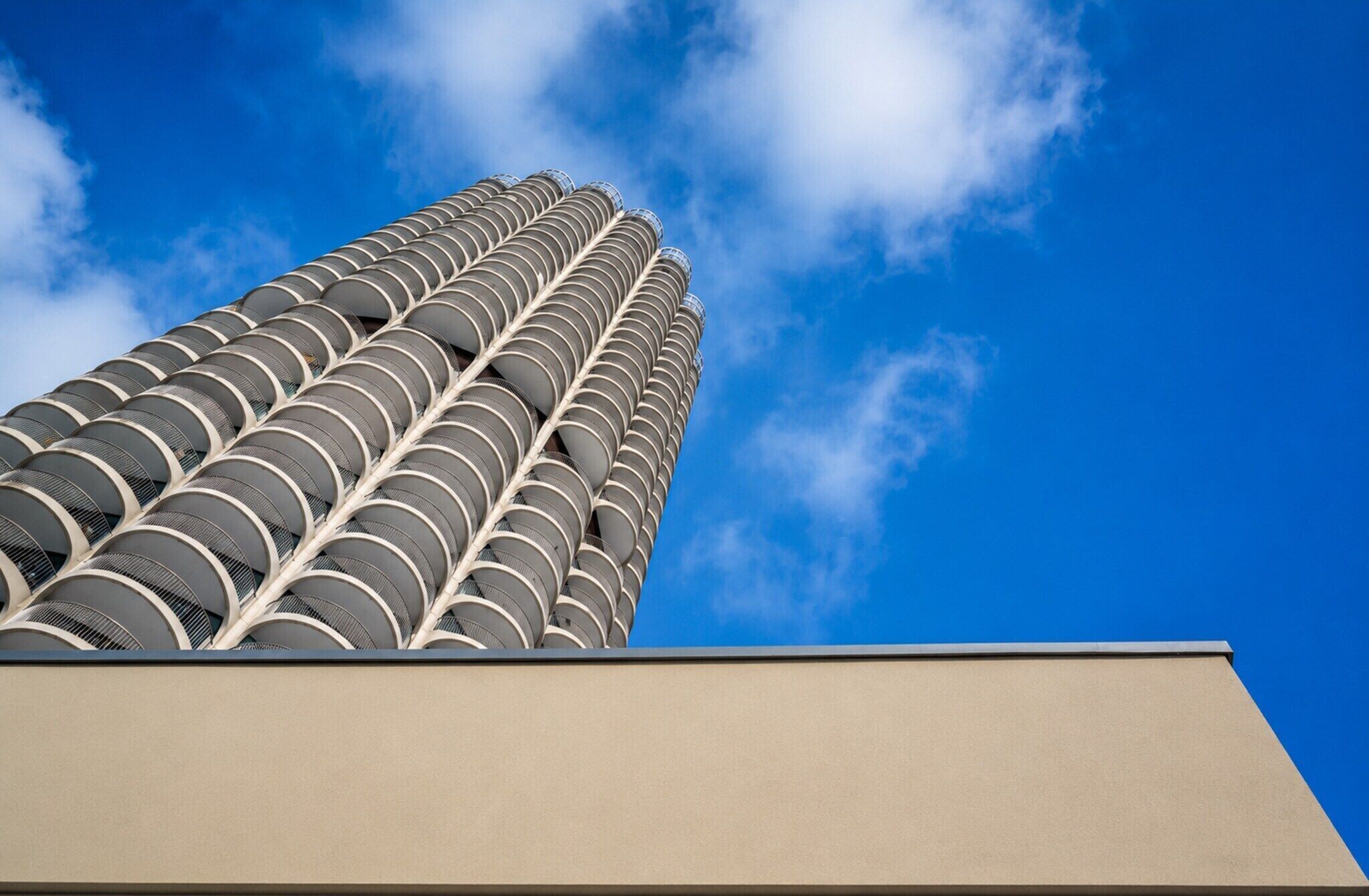 Un edificio alto con un design a spirale caratteristico.