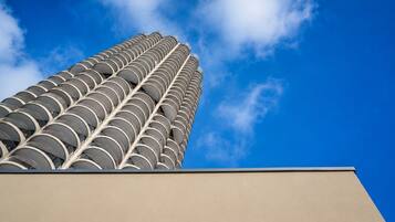 Un edificio alto con un design a spirale caratteristico.
