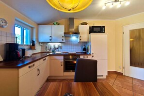 Private kitchen - Seestern Vacation Rental: Sauna, Fireplace & 550 m to the Baltic Sea Beach - Küstenwaldhaus (Koserow)