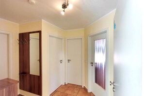 Freundlicher Eingangsbereich mit Garderobenplatz für Ihr Urlaubsgepäck