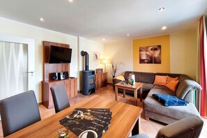 Fernseher, Kamin, DVD-Player, Tischtennisplatte