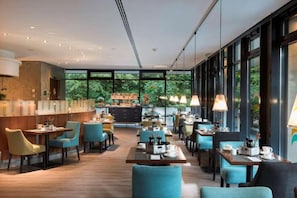 Dining - Dorint der Kongresshalle Sunday Hotel Deluxe Room (Augsburg)