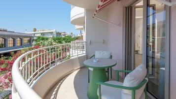 Junior Suite, Balcony, City View | Outdoor dining