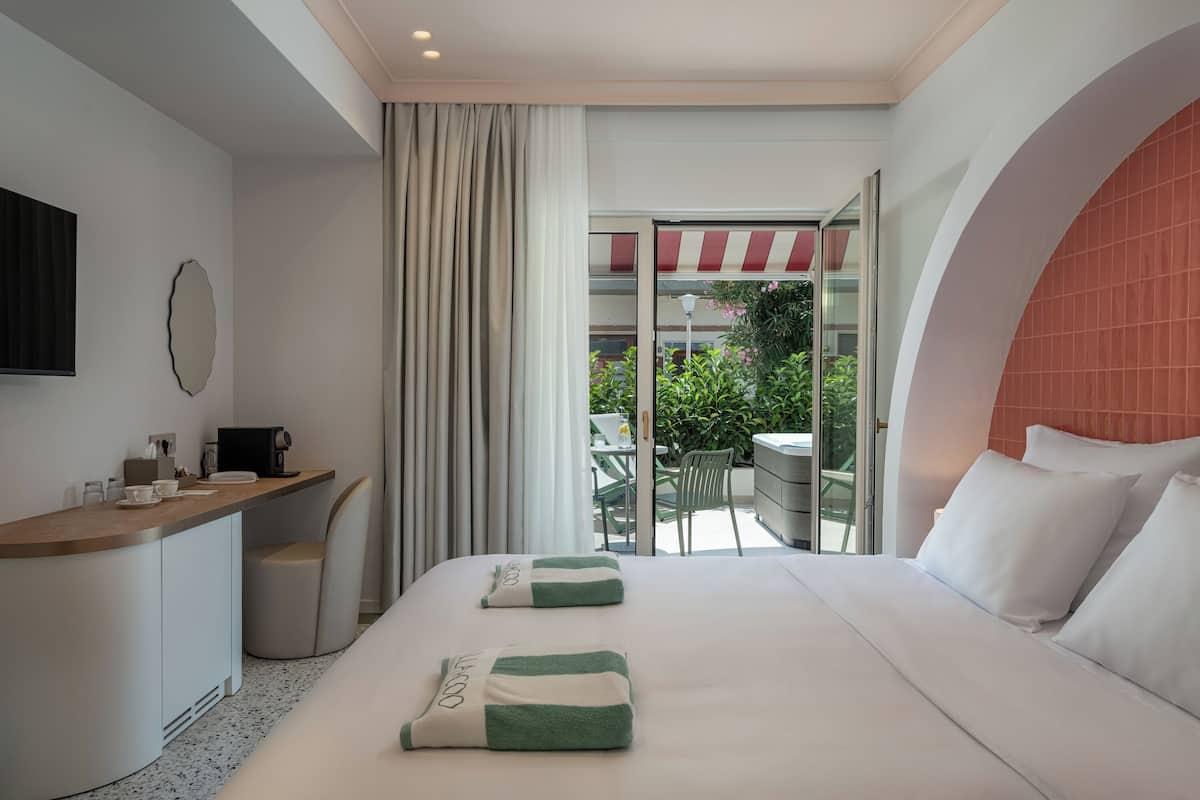 Double Room, Patio, Garden View | In-room safe, blackout drapes, soundproofing