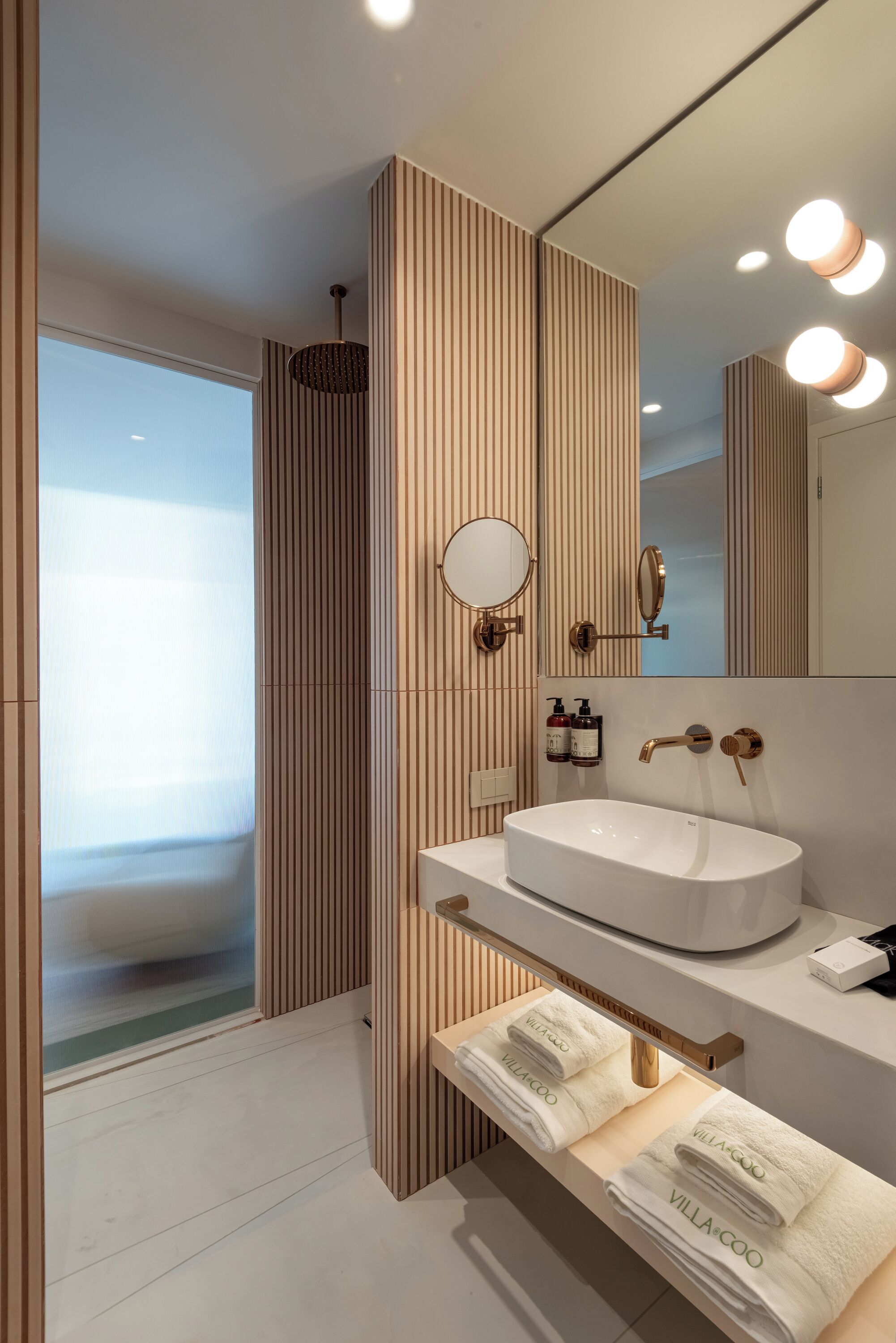 Junior suite, balkon, uitzicht op zwembad | Badkamer