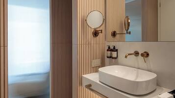 Junior suite, balkon, uitzicht op zwembad | Badkamer