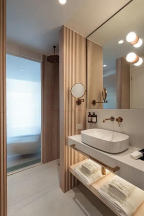 Junior Suite, Balcony, Pool View | Bathroom | Hair dryer, bathrobes, slippers, towels - Villa Coo (Kos)