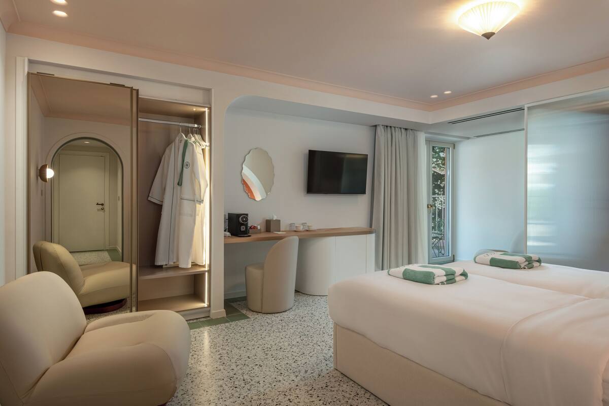 Junior Suite, Balcony, Pool View | In-room safe, blackout drapes, soundproofing