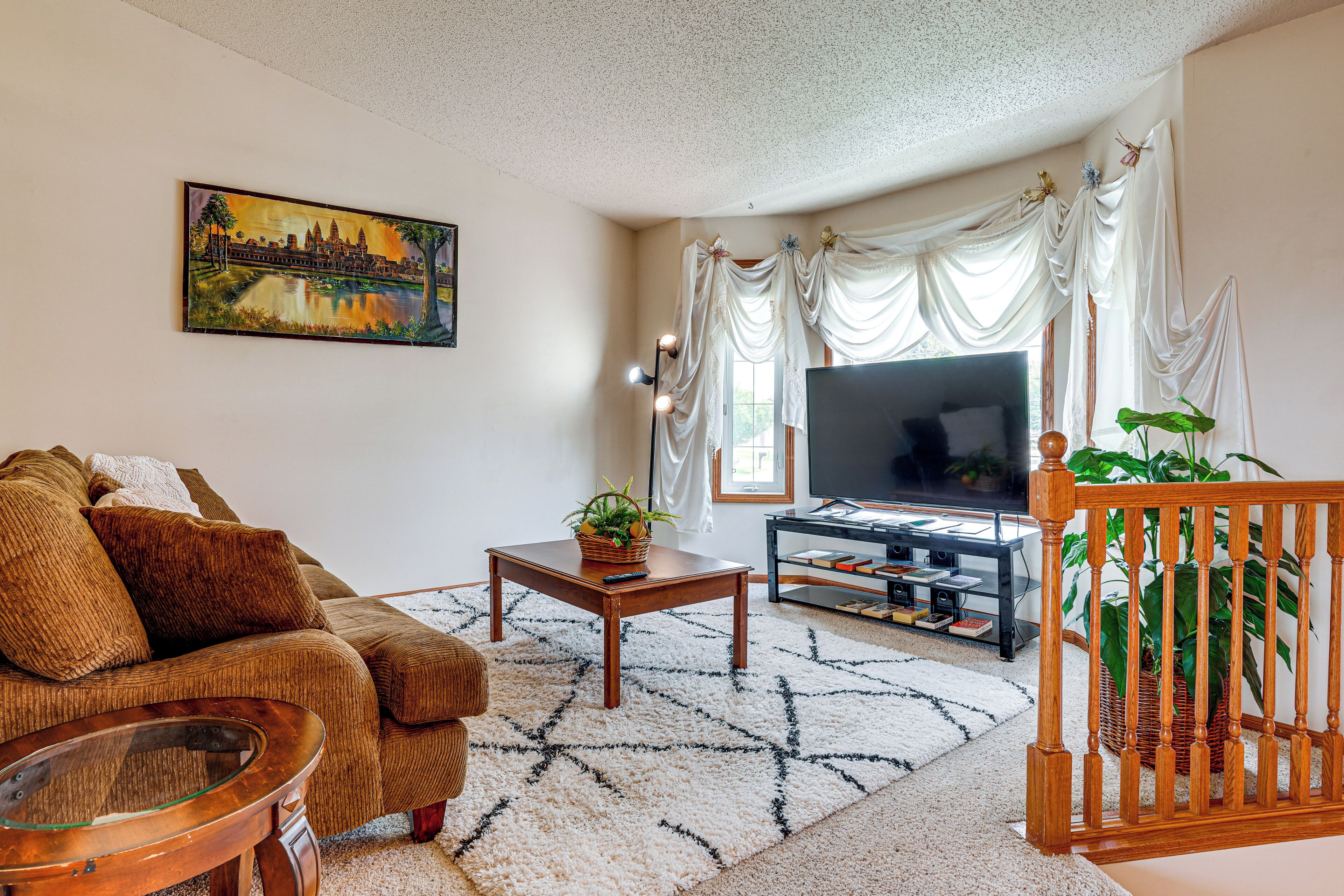 Deck & Yard! Moorhead Getaway Near Downtown Fargo - Fargo, ND