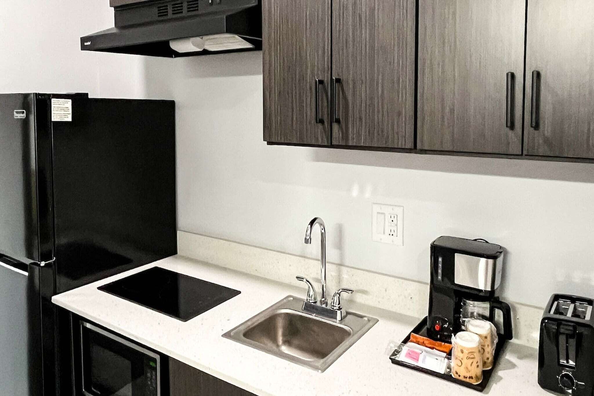 Coffee/tea maker, fridge, microwave, stovetop