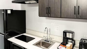 Coffee/tea maker, fridge, microwave, stovetop