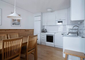 Private kitchen - Cozy mountain lodging in Åre with ski-in/ski-out access, a sauna, and close to nature. (Åre)