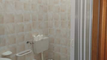 Kamar Double atau Twin | Kamar mandi | Pengering rambut, handuk, sabun, dan sampo