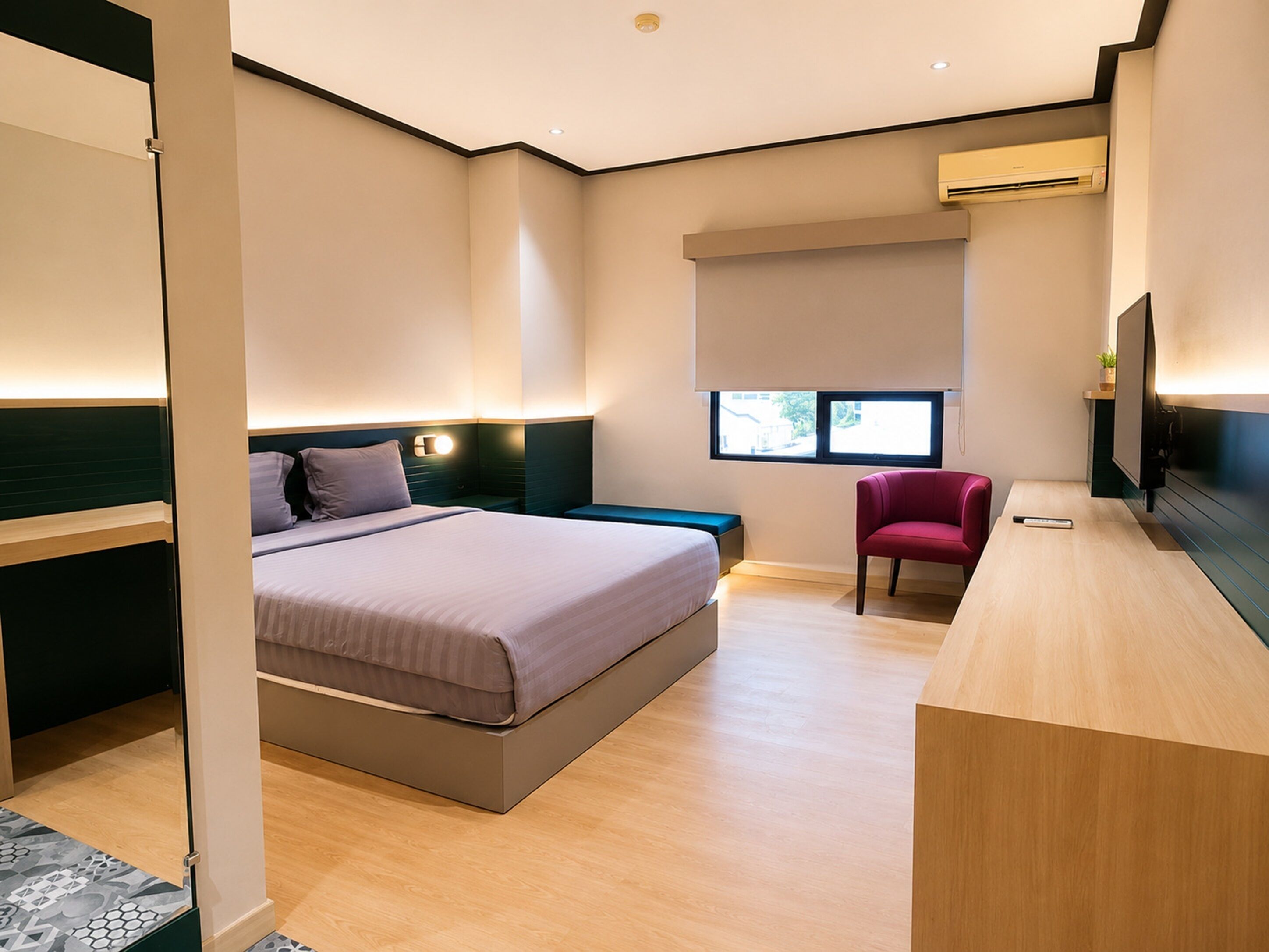 Una habitación de hotel moderna con cama, mesita de noche, silla, televisión y ventana.