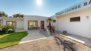 A modern building with a sign reading 'Tempsa Lounge Bar'. - Baia di Tempsa Beach and Sea (Amantea)