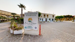 A sign for 'Parcheggio Riservato' with a direction to 'Il Mollo dei Betti' restaurant. - Residence in Amantea with 2 bedrooms sleeps 6 (Amantea)