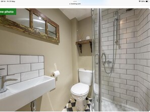 Bathroom - A truly unique little retreat that just oozes style and luxury (Little Walsingham)