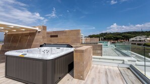 Ein Whirlpool auf einer Dachterrasse mit freiem Blick auf die umliegende Landschaft.