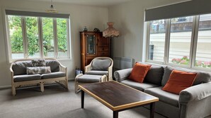 Ein Wohnzimmer mit einer Couch, einem Sessel und einem Couchtisch.
