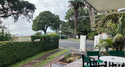 Cute two bedroom cottage very close to beach and beach bar and grill