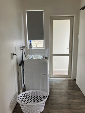 Haartrockner, Handtücher, Seife, Toilettenpapier