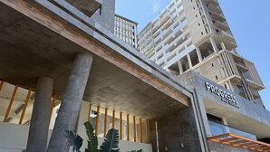 A multi-story building with a sign reading 'PROGRESS GOLF ACADEMY.' - Accommodation with beautiful views, with a pool. (Mazatlán)
