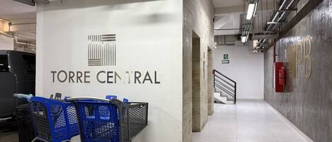 A shopping cart area with a sign reading 'TORRE CENTRAL' and a staircase leading to an upper level.