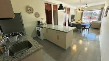 Wasserkocher mit Kaffee-/Teezubehör, Kühlschrank, Mikrowelle, Herdplatte