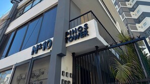 Un edificio con un cartello che indica 'Pinos Tower' e il numero '10', che identifica una specifica unità o posizione.