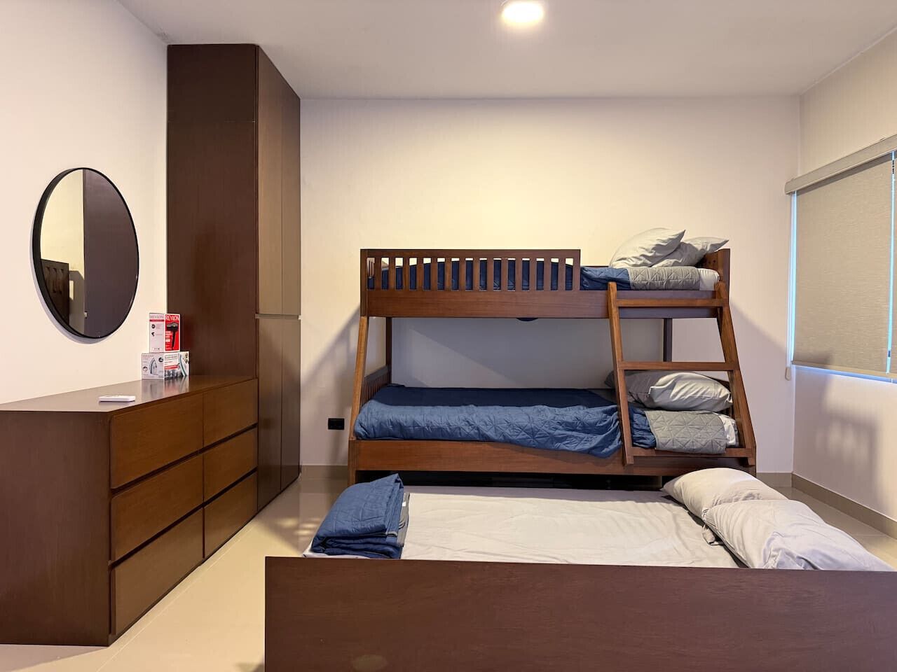 Escritorio, tabla de planchar con plancha, wifi y ropa de cama 