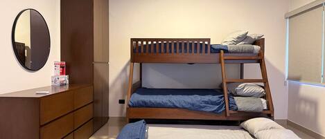 Escritorio, tabla de planchar con plancha, wifi y ropa de cama