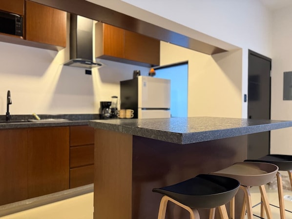 Fridge, microwave, stovetop, cookware/dishes/utensils - Playa Pinitos a 1 min By GPS Rentas (Mazatlán)