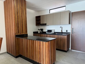 Wasserkocher mit Kaffee-/Teezubehör, Kühlschrank, Mikrowelle, Ofen