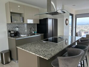 Wasserkocher mit Kaffee-/Teezubehör, Kühlschrank, Mikrowelle, Herdplatte