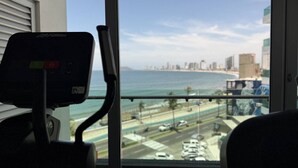 A room with a view of a cityscape and the ocean. - Departamento Premium Torre M by GPS (Mazatlán)