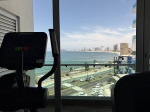 A room with a view of a cityscape and the ocean. - Departamento Premium Torre M by GPS (Mazatlán)